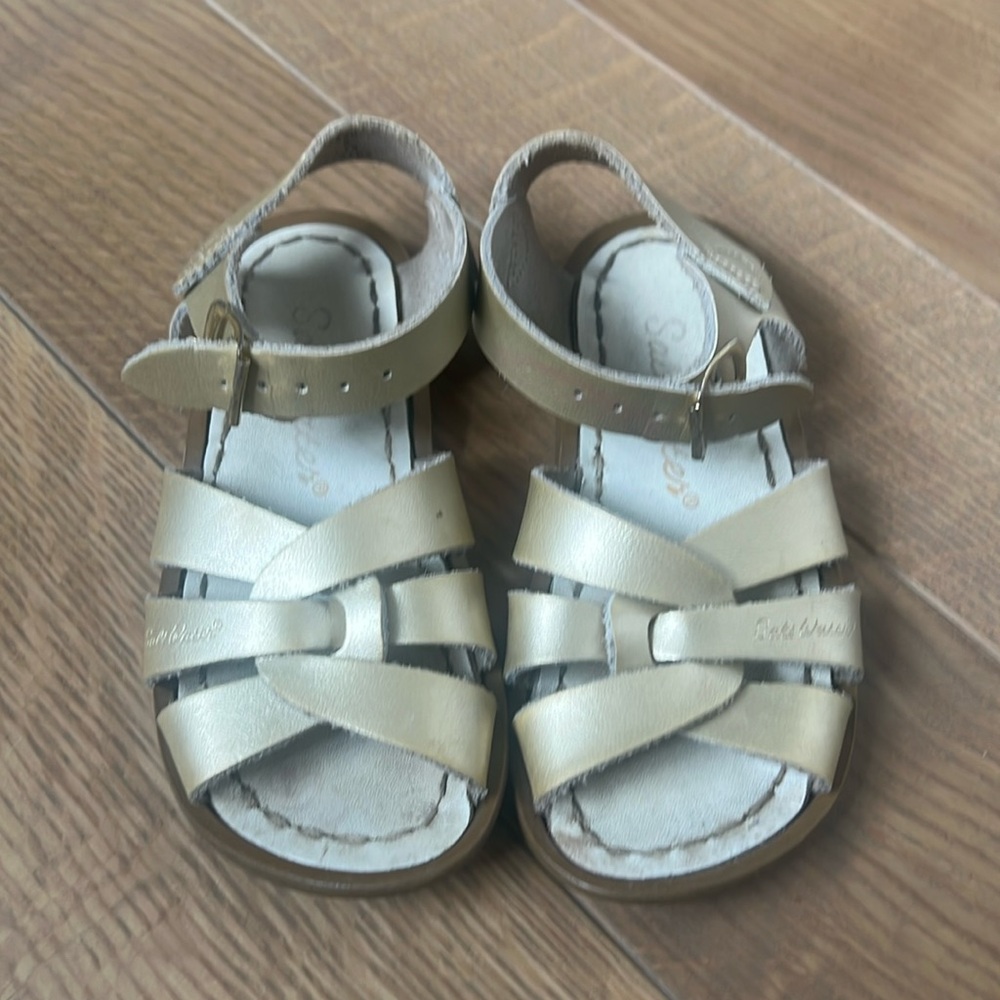 Hoy Salt Water Sandal Gold Little Girls size 8